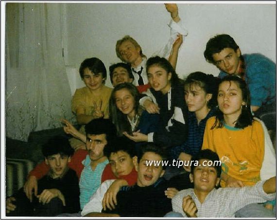 U stanu kod Sinise Djurica. Gore s lijeva na desno: Aleksandar Lapsinski-Riba, Muris Isic-Mure, Vedad Hadziabdic, Sabina Hotic-Sosa, Sladjana Vasilic-Sladja, Selma Sabic, Miodrag Bojic, Katarina Kljucevic-Kati(Kiti), Dole s lijeva na desno: Almir Huskic-Krme, Anadin Suljkanovic-Dika, Sinisa Djuric, Igor Surlan i Zoran Kovacevic-Zoka