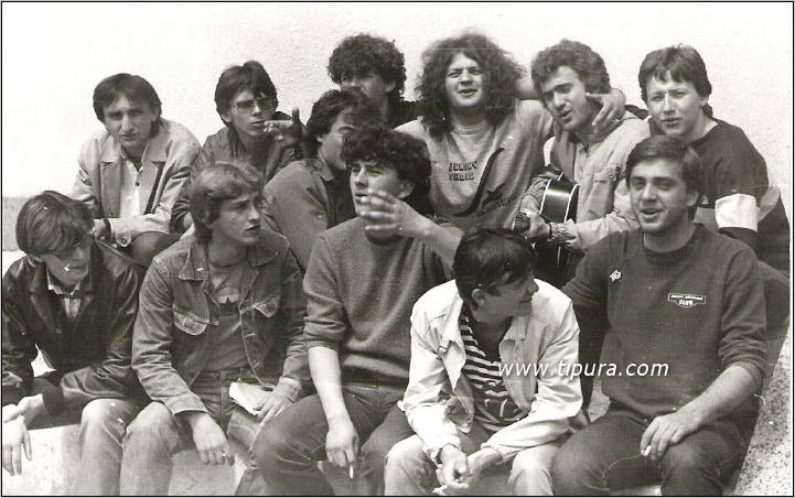 Gimnazija (1980): Mico, Sini, Rino, Bato, Mario, Sok <br>Dole: Namik, Fahro, Mirza, Henes i Mena