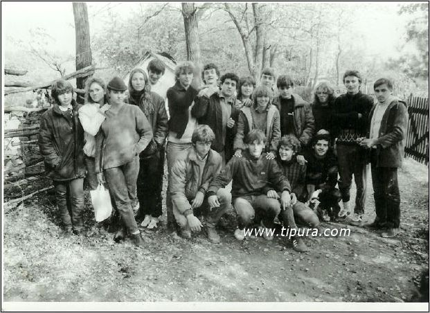 Gorani Dobojske gimnazije (oktobar 1983) <br> Marina, Zlata, Sladja, Cica, Suvak, Cica, Kopelend, Bagzi, Bikus <br> Goga, Mirela, Savic, Nerko, Mika, Piljke, Edo, Melita i Davor
